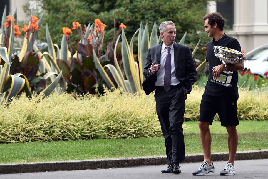 Roger Federer con Craig Tiley, Ceo del tennis australiano (Afp)